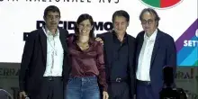 L'abbraccio tra i leader del Campo largo alla festa di Avs