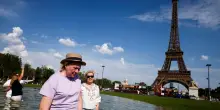 Francia, caldo record: allerta rossa in 35 dipartimenti, attesi 41 &deg;C