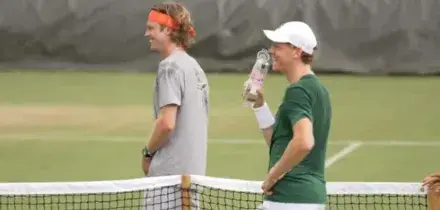 Brividi e sorrisi, Sinner &egrave; pronto al debutto a Wimbledon