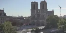 Parigi, campane di Notre Dame suonano per l'arrivo del Papa