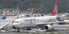 Incidente aereo, fiamme dopo atterraggio a Kathmandu: tutti salvi