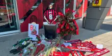 Franco Baresi, tifosi a Casa Milan per l'omaggio allo storico capitano