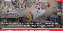 Gaza, camion di aiuti attraversa il mercato di Khan Younis