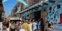 Pakistan, crolla il tetto di una scuola a Peshawar: 30 morti