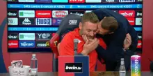 De Rossi, sorpresa in conferenza: spunta Dzeko e l'abbraccia