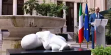 Roma, l'artista Jago porta la scultura Look Down a Montecitorio
