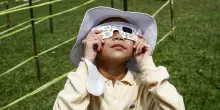 Eclissi solare del 12 agosto, come guardarla senza danneggiare occhi