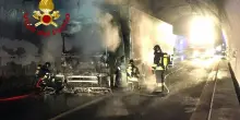 Camion a fuoco in galleria sull'A1, 16 km di coda a Firenze