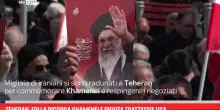 Teheran, folla ricorda Khamenei e rifiuta trattative Usa