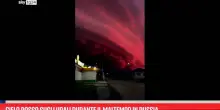 Cielo rosso sugli Urali durante il maltempo in Russia