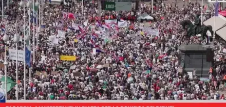 Zagabria, manifestanti in piazza per la bonifica dei rifiuti
