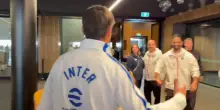 L'abbraccio Amorim-Chivu alla vigilia del derby amichevole