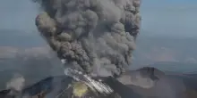 Eruzione Etna, il vulcano non si placa. Si blocca a tratti aeroporto di Catania