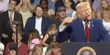 Usa, a comizio ragazzo imita Trump alle spalle: video virale