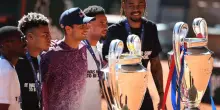 Il Psg porta la Champions al Roland Garros: foto ricordo con Cobolli