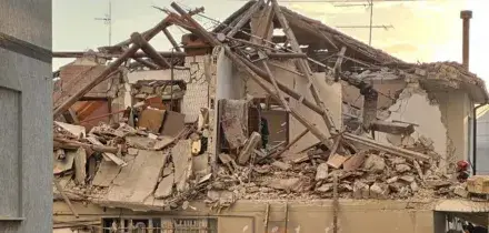 Fermo, palazzina crolla dopo esplosione: un morto una donna dispersa