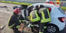 Donna muore in frontale in auto, conducenti si conoscevano: si indaga