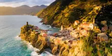 Vernazza, gruppi a numero chiuso e auricolari per le visite