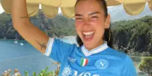 Dua Lipa a Ischia, spopola sui social la foto con la maglia del Napoli