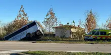 Pordenone, bus con studenti in un fosso dopo scontro con una macchina