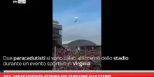 USA, paracadutista si schianta contro tabellone allo stadio