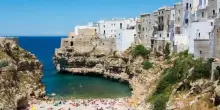 Polignano a Mare, si tuffa e batte la testa sulle rocce: morto 23enne
