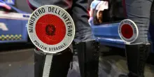 Anziano in autostrada in bici elettrica, bloccato e salvato da polizia