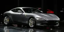 La Ferrari si ferma, lui la abbandona in strada: si cerca l'automobili