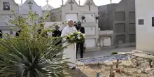 Leone XIV a Lampedusa: omaggio ai migranti morti in mare. Ora la messa