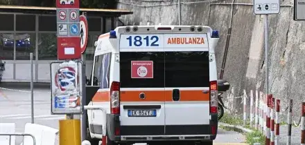 Prato, tenta la fuga dal pronto soccorso: agente lo ferisce