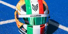 Sinner riceve in regalo un casco da Formula 1 personalizzato: i dettagli e le foto