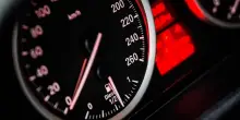 Spia batteria auto: cosa significa, cause e quando &egrave; un problema