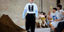 Moschino, lascia il direttore creativo Adrian Appiolaza