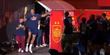 Spagna, il capitano Rodri entra con la Coppa del Mondo
