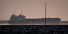 Iran, colpita una petroliera all'ingresso dello Stretto di Hormuz LIVE
