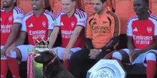 VIDEO. Un cane nella foto di squadra nell'Arsenal? &Egrave; tutto vero!