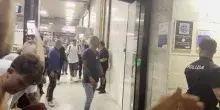 Roma, Castro accolto dai tifosi all'arrivo in citt&agrave;