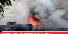 Kiev, attacco russo: palazzo e supermercato in fiamme
