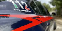 Milano, rissa con spranghe e bottiglie in centro: caos tra le auto