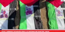 Gaza, funerali di massa per 112 vittime dei raid del 2023