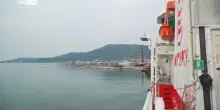 La Spezia, nave Emergency con 71 naufraghi. Tra loro bimbi