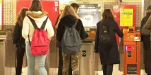 Milano, sfregia una ragazza sulla banchina della metro M3