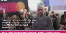 Phoebe Bridgers a Venezia con le gambe non depilate