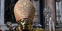 Napoli, ruba copricapo dalla statua di San Gennaro in Duomo: arrestato