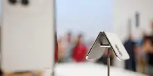 Apple presenta nuovo iPhone Duo, Samsung lo prende in giro sui social