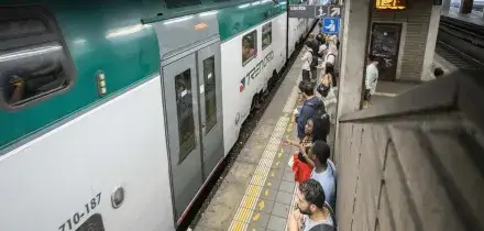 Milano, dimentica zaino e risale su treno: anziano trascinato, &egrave; grave