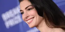People incorona Anne Hathaway come la pi&ugrave; bella cover star al mondo