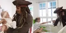 Johnny Depp fa visita nei panni di Jack Sparrow ai bambini in ospedale