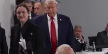 Trump arriva al G7 e proclama: 'Il capo sono io'. Risate dei presenti