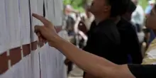 Nepal corsa contro il tempo per salvare 100 intrappolati dal fango nel tunnel
